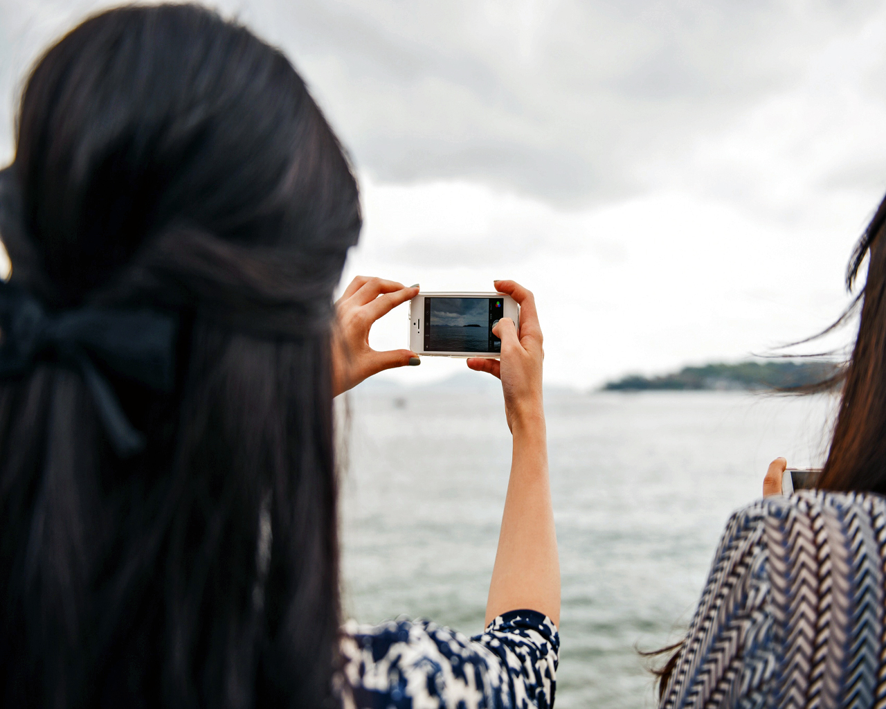 Digital Detox woman taking picture